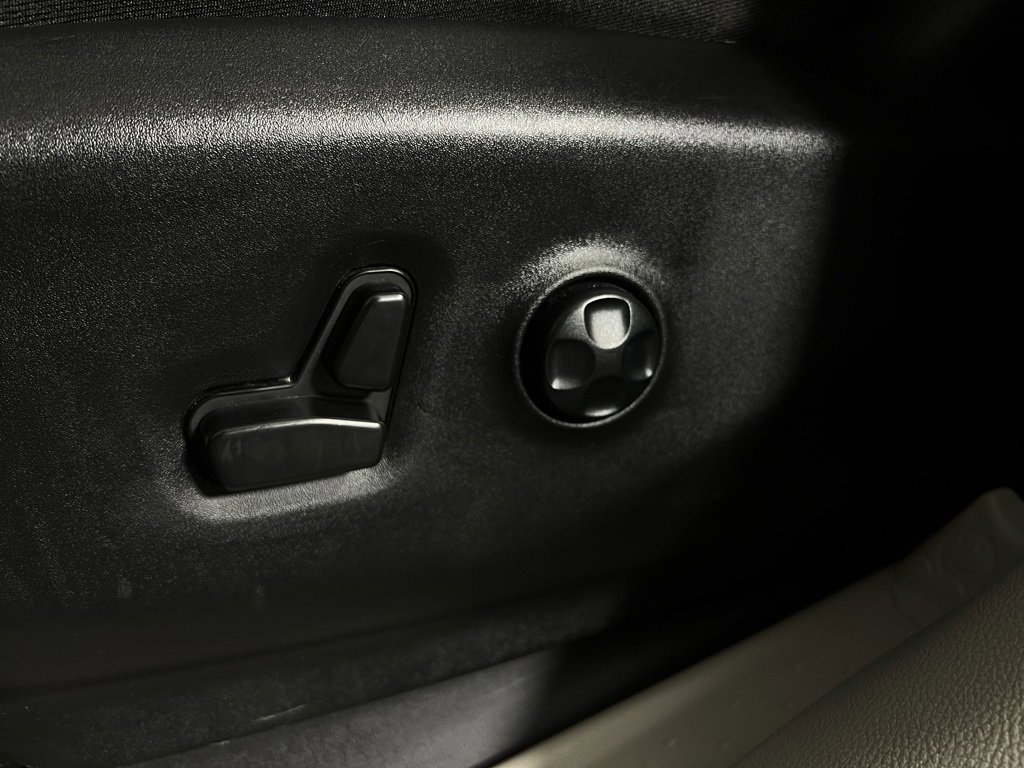 Used 2024 Chrysler Pacifica Touring-L image 23