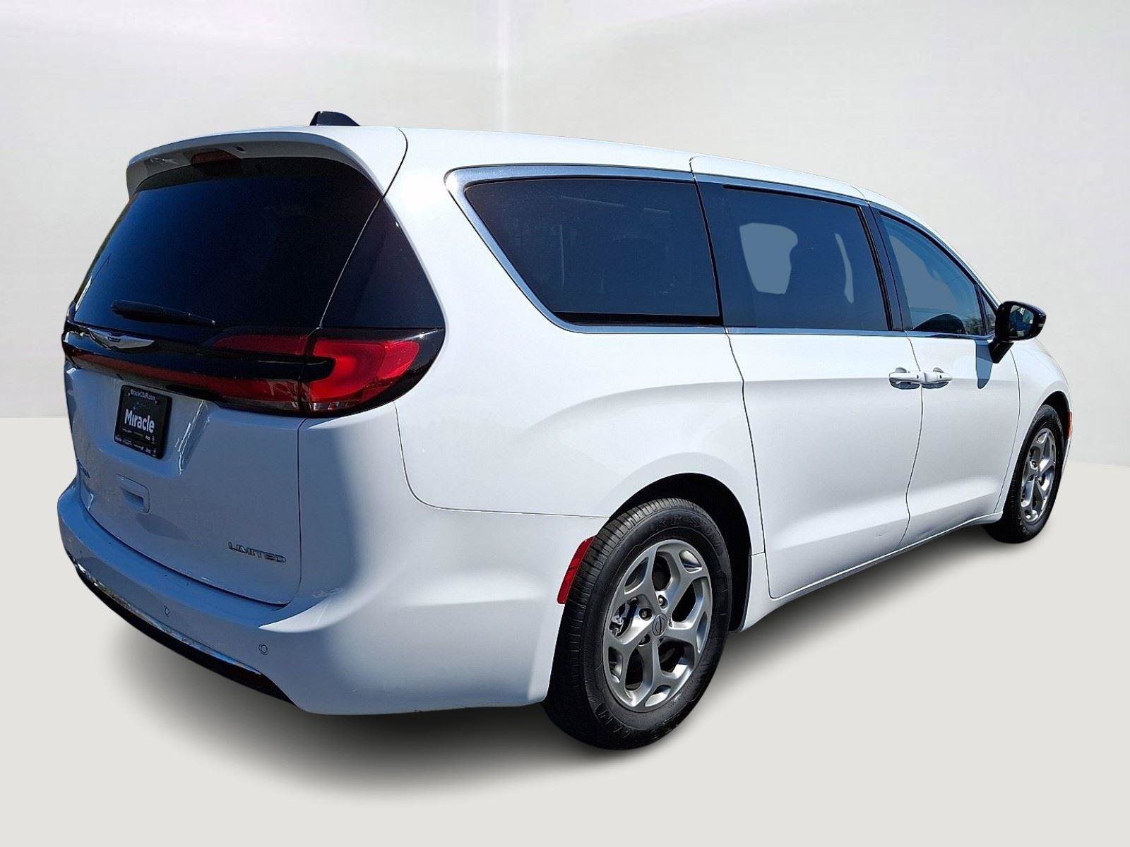 Certified 2024 Chrysler Pacifica Limited FWD image 7