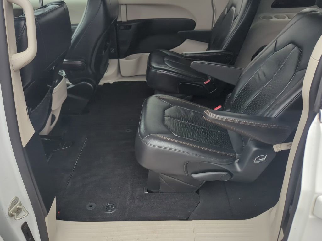 Used 2018 Chrysler Pacifica Touring-L w/ Tire & Wheel Group image 38