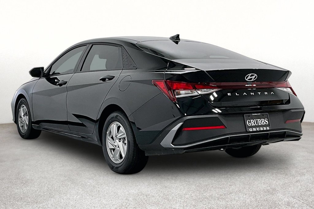 New 2026 Hyundai Elantra SE FWD image 3