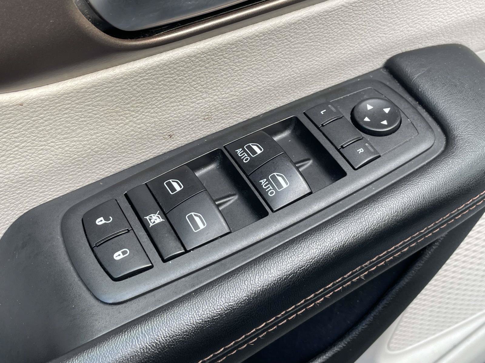 Used 2018 Chrysler Pacifica Touring FWD image 17