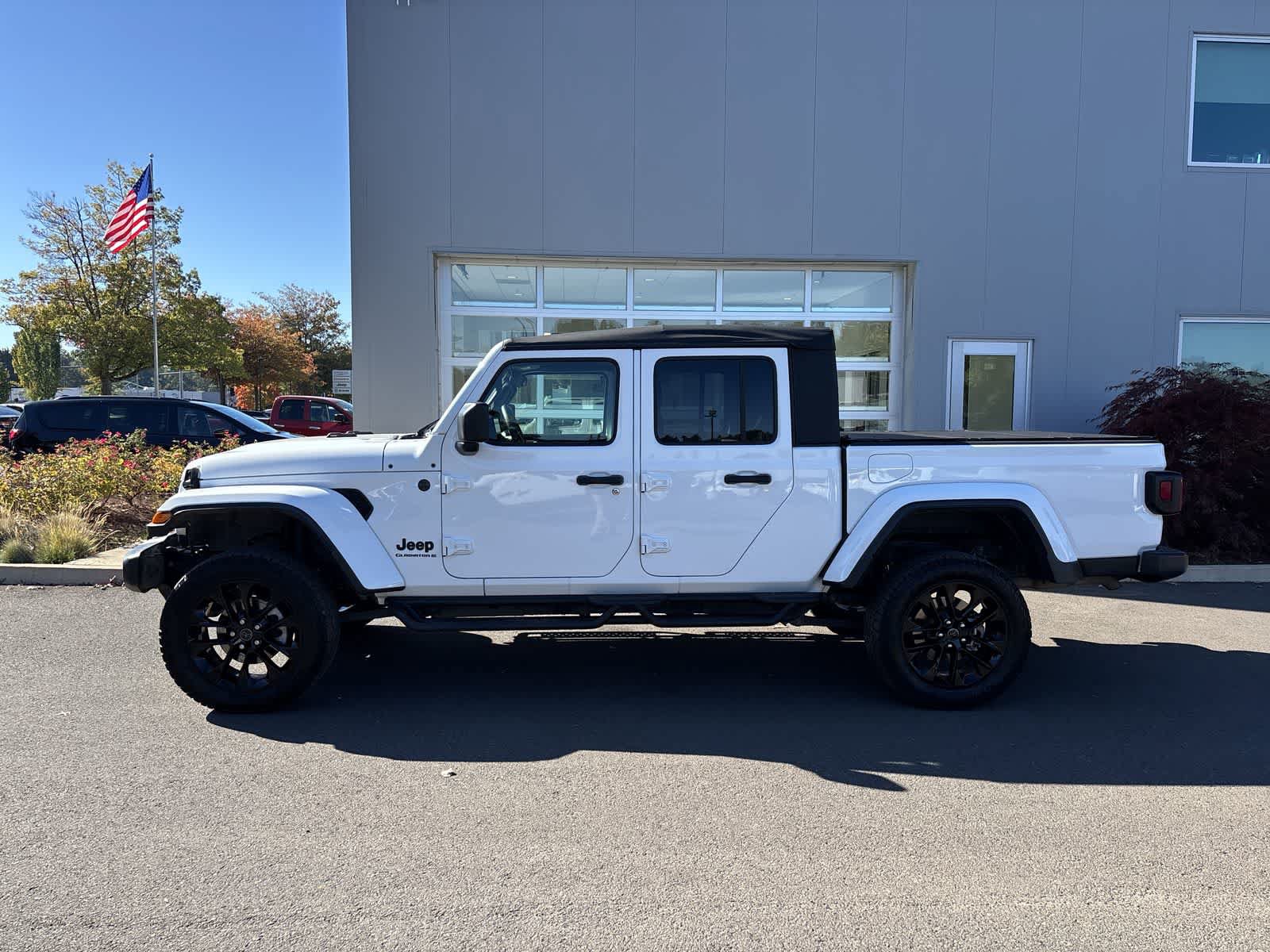 Used 2025 Jeep Gladiator Sport AWD/4WD image 2