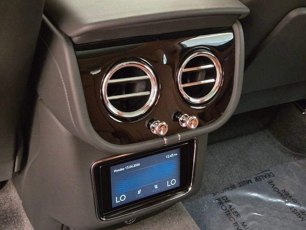 Used 2024 Bentley Bentayga image 24
