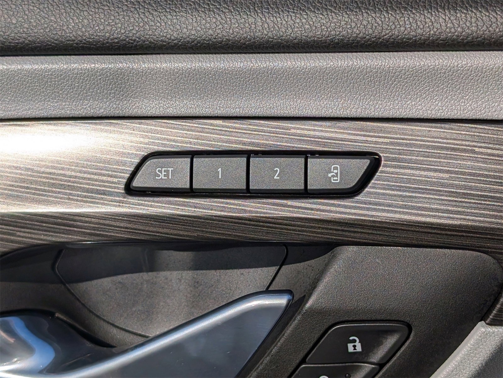 Used 2024 GMC Terrain SLT w/ Infotainment Package II image 32