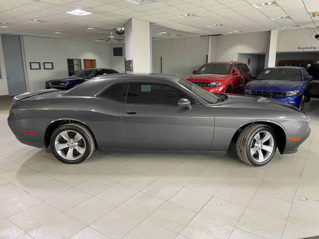 Used 2019 Dodge Challenger SXT image 8