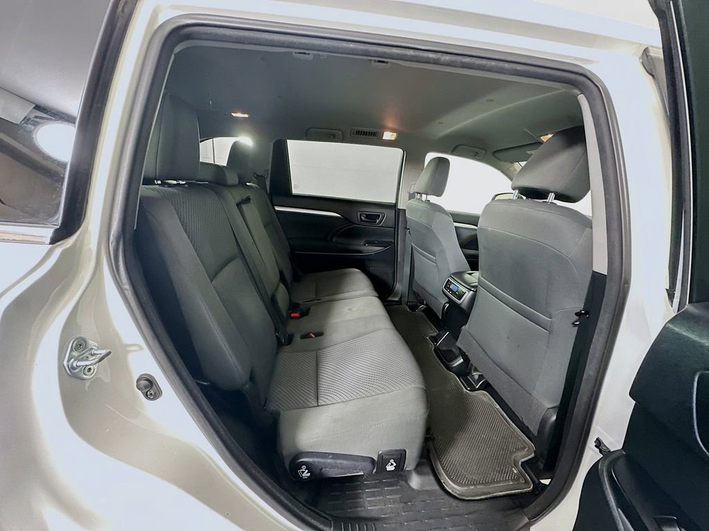 Used 2017 Toyota Highlander LE image 26