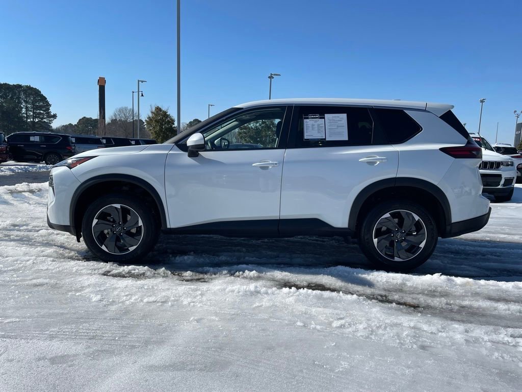 Used 2025 Nissan Rogue SV image 4