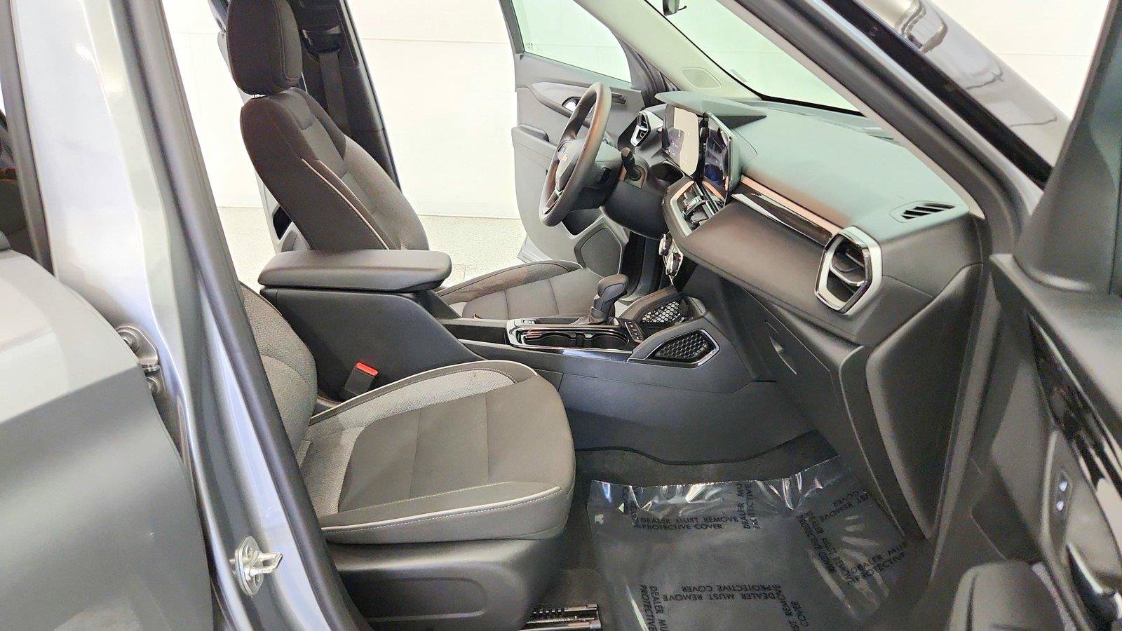 Used 2025 Chevrolet TrailBlazer LT AWD/4WD image 28