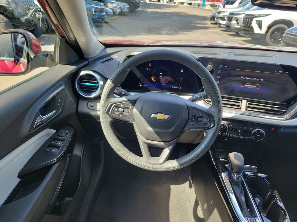 Used 2025 Chevrolet Trax LT FWD image 12