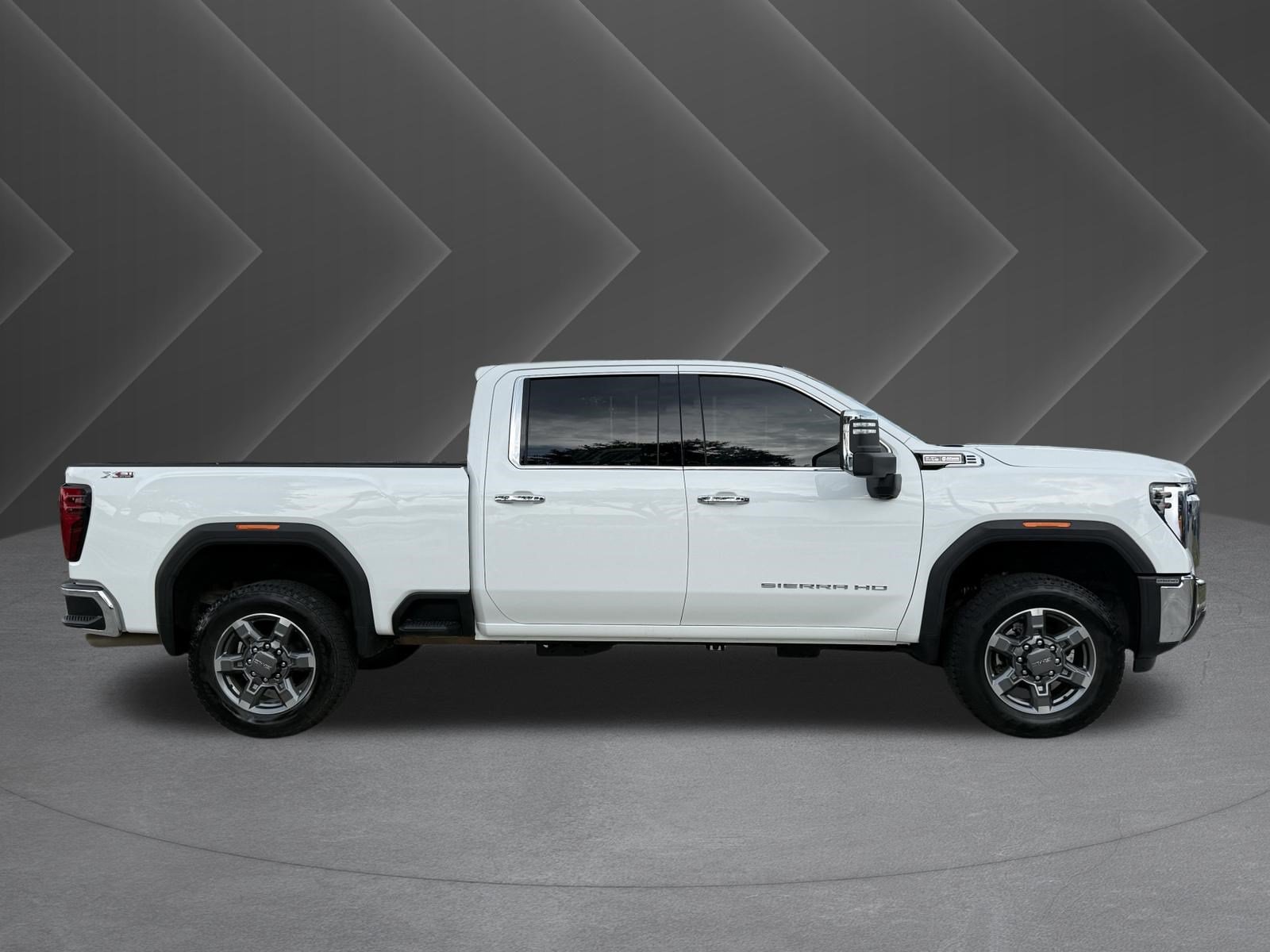 Used 2025 GMC Sierra 2500 SLT AWD/4WD image 3