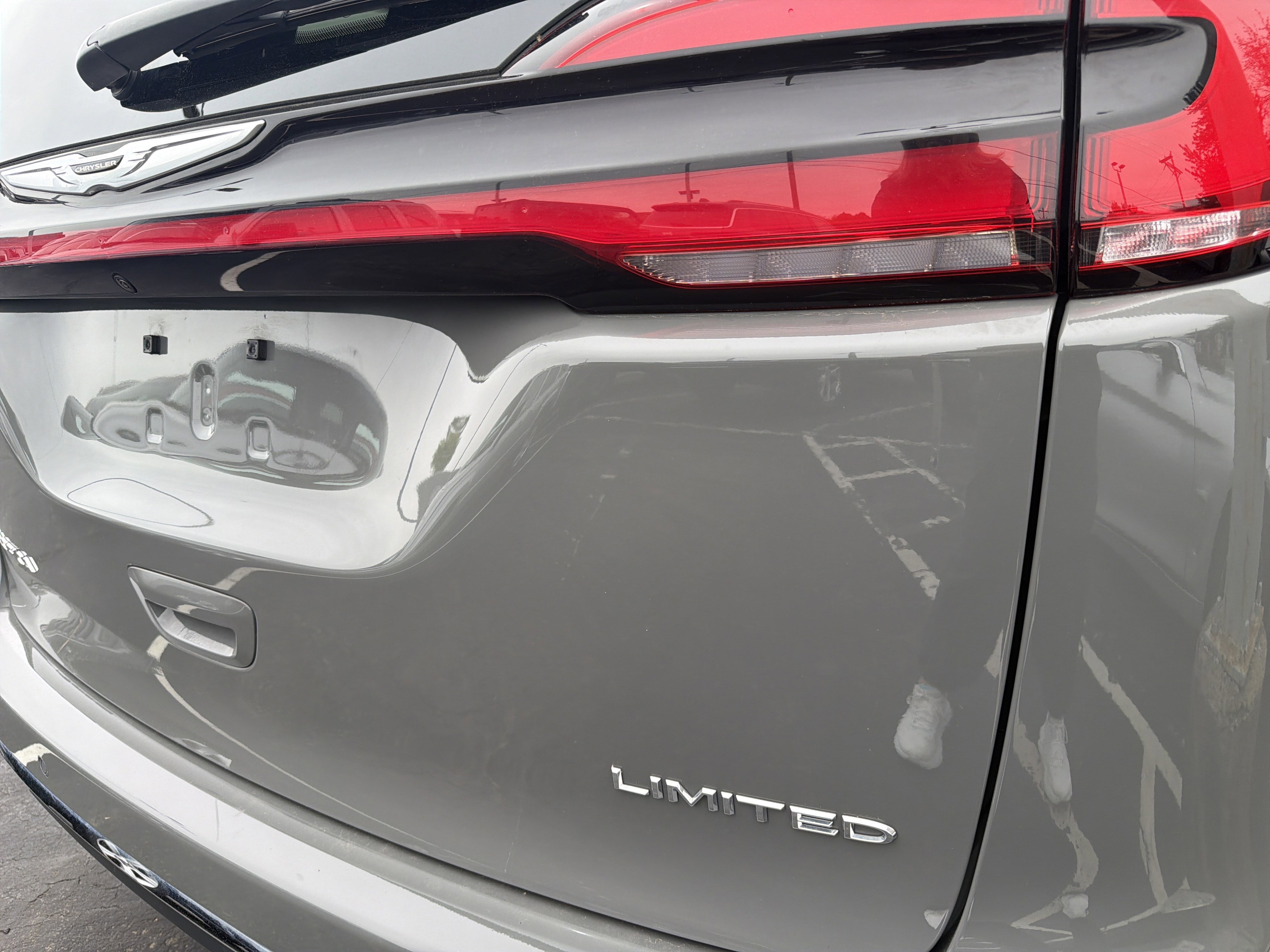 Used 2024 Chrysler Pacifica Limited FWD image 8