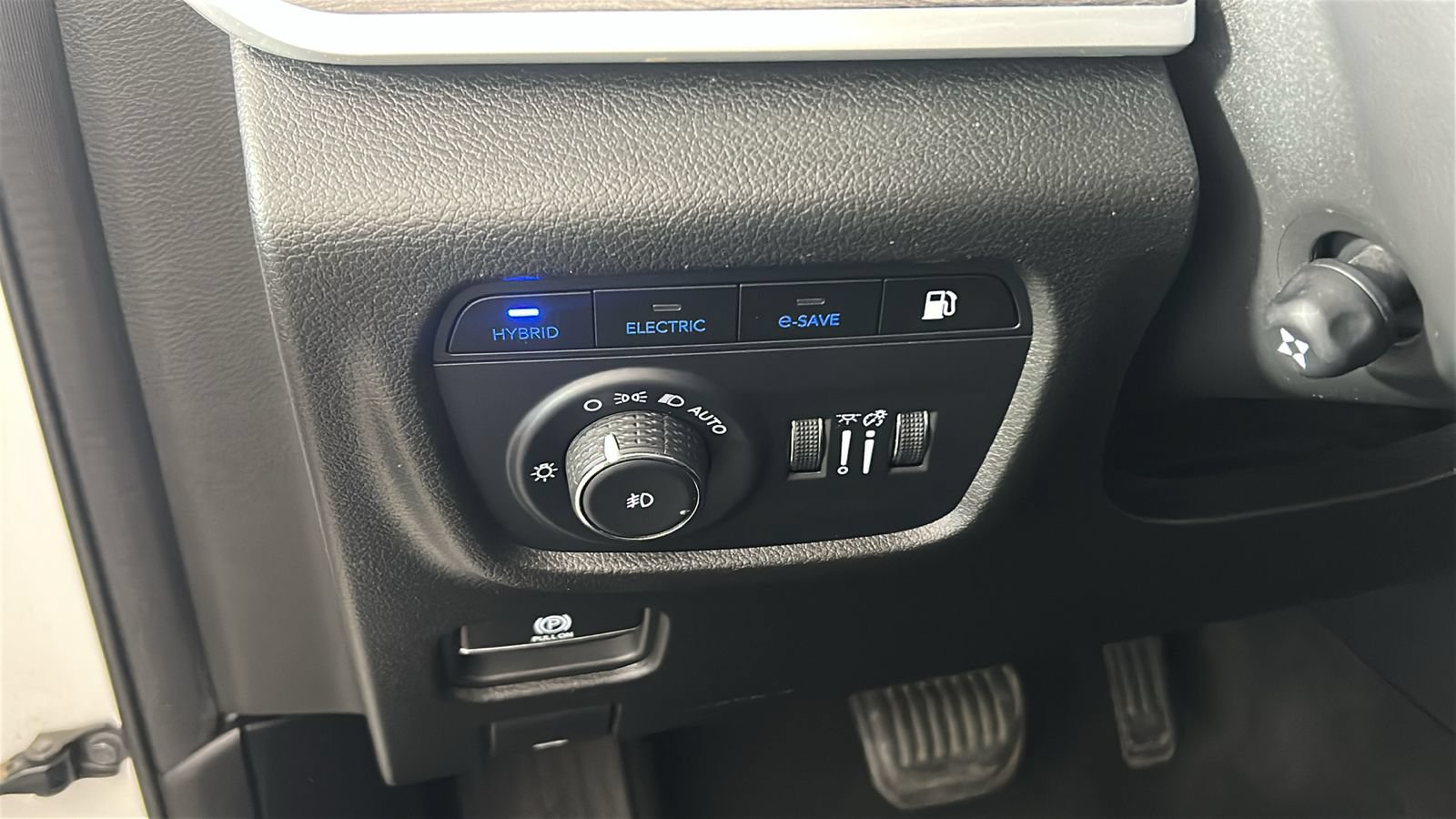 Used 2023 Jeep Grand Cherokee 4WD 4xe w/ Luxury Tech Group II image 23