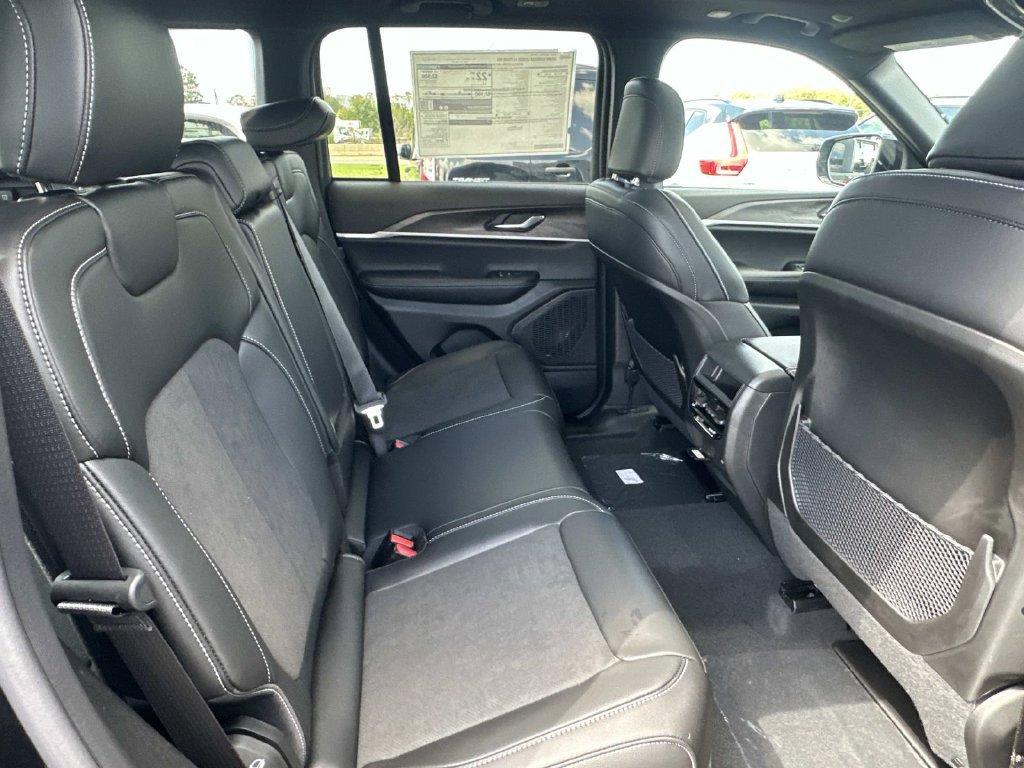 New 2027 Jeep Grand Cherokee Altitude AWD/4WD image 15