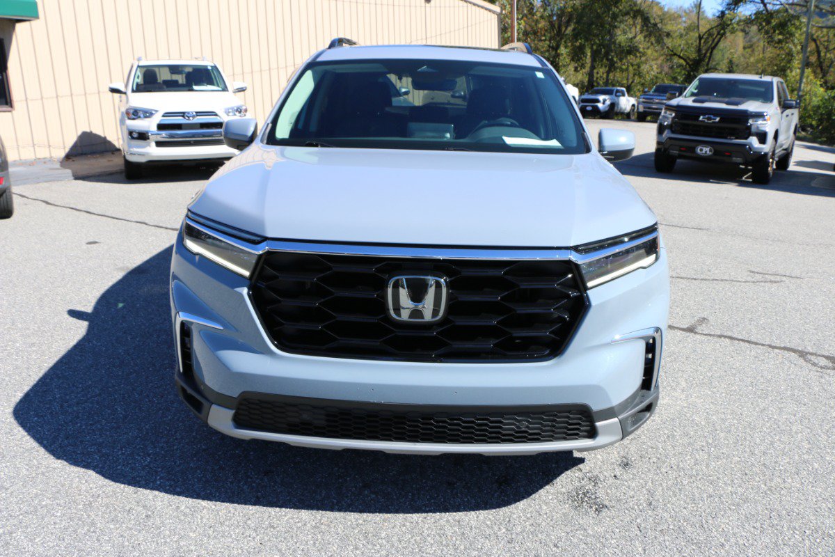 Used 2025 Honda Pilot Touring image 11