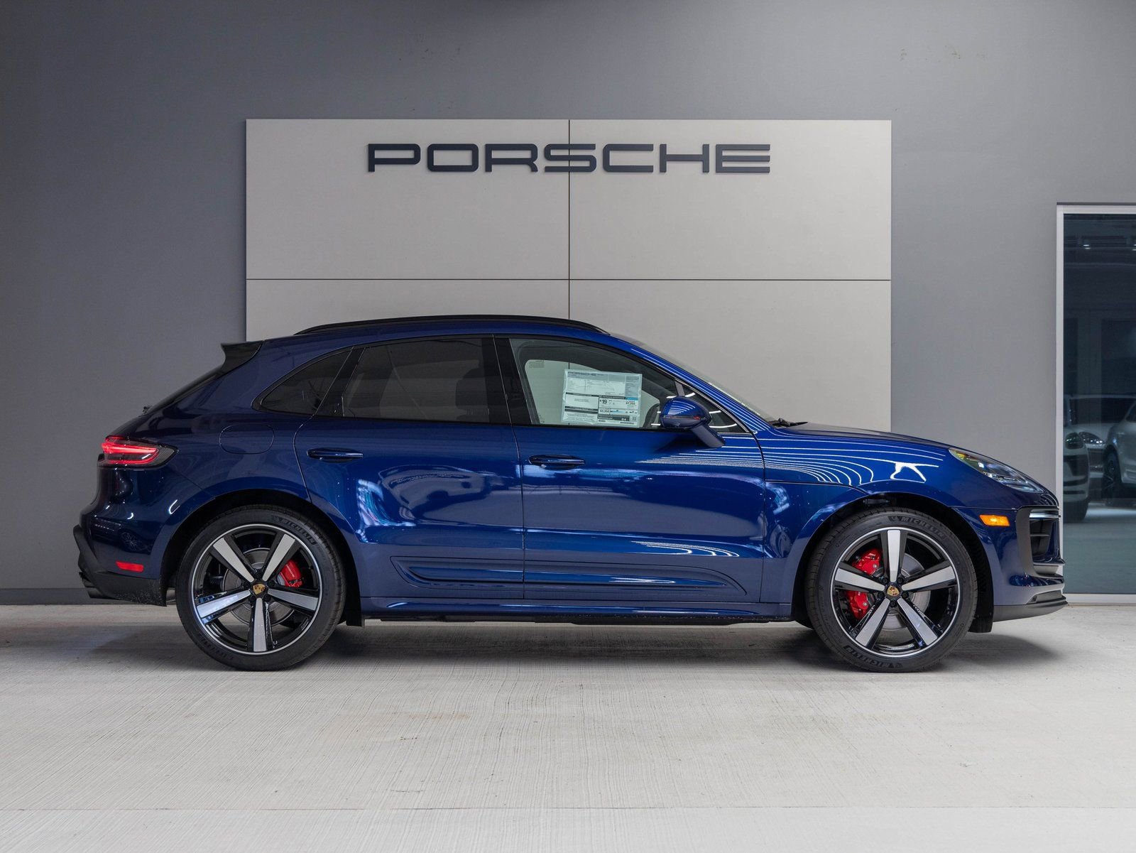 Certified 2025 Porsche Macan S AWD/4WD image 8