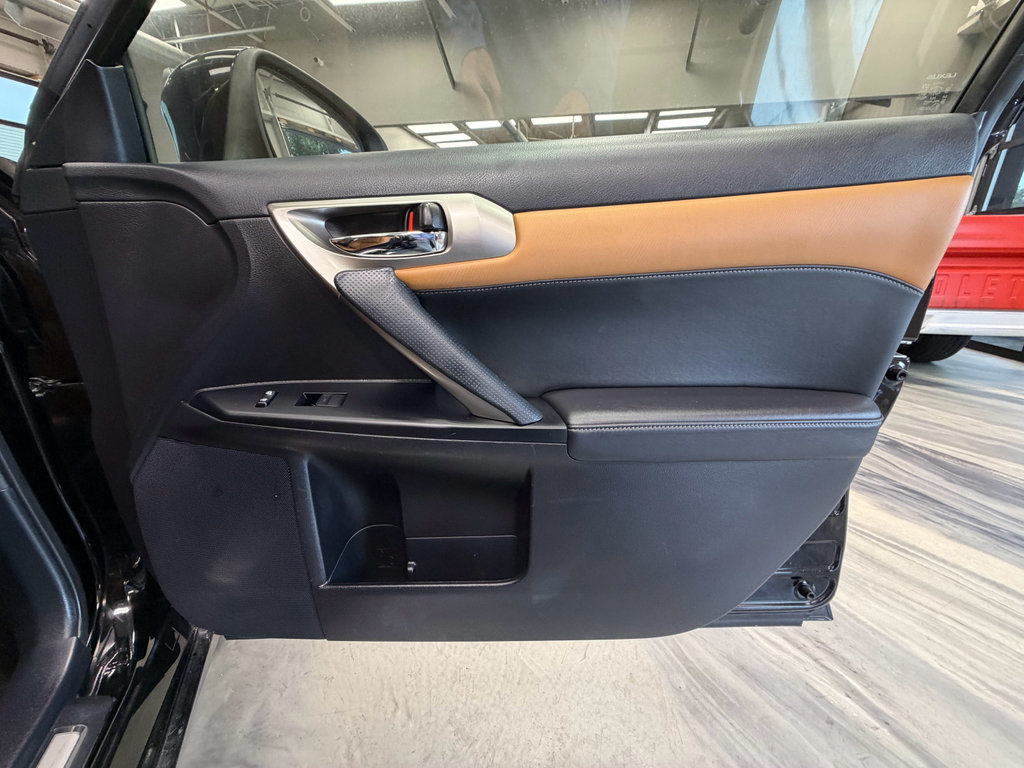 Used 2015 Lexus CT 200h FWD image 38