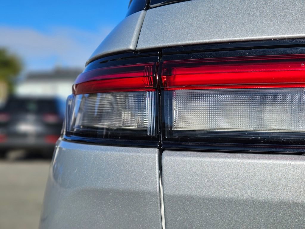 New 2025 Jeep Grand Cherokee Altitude image 9