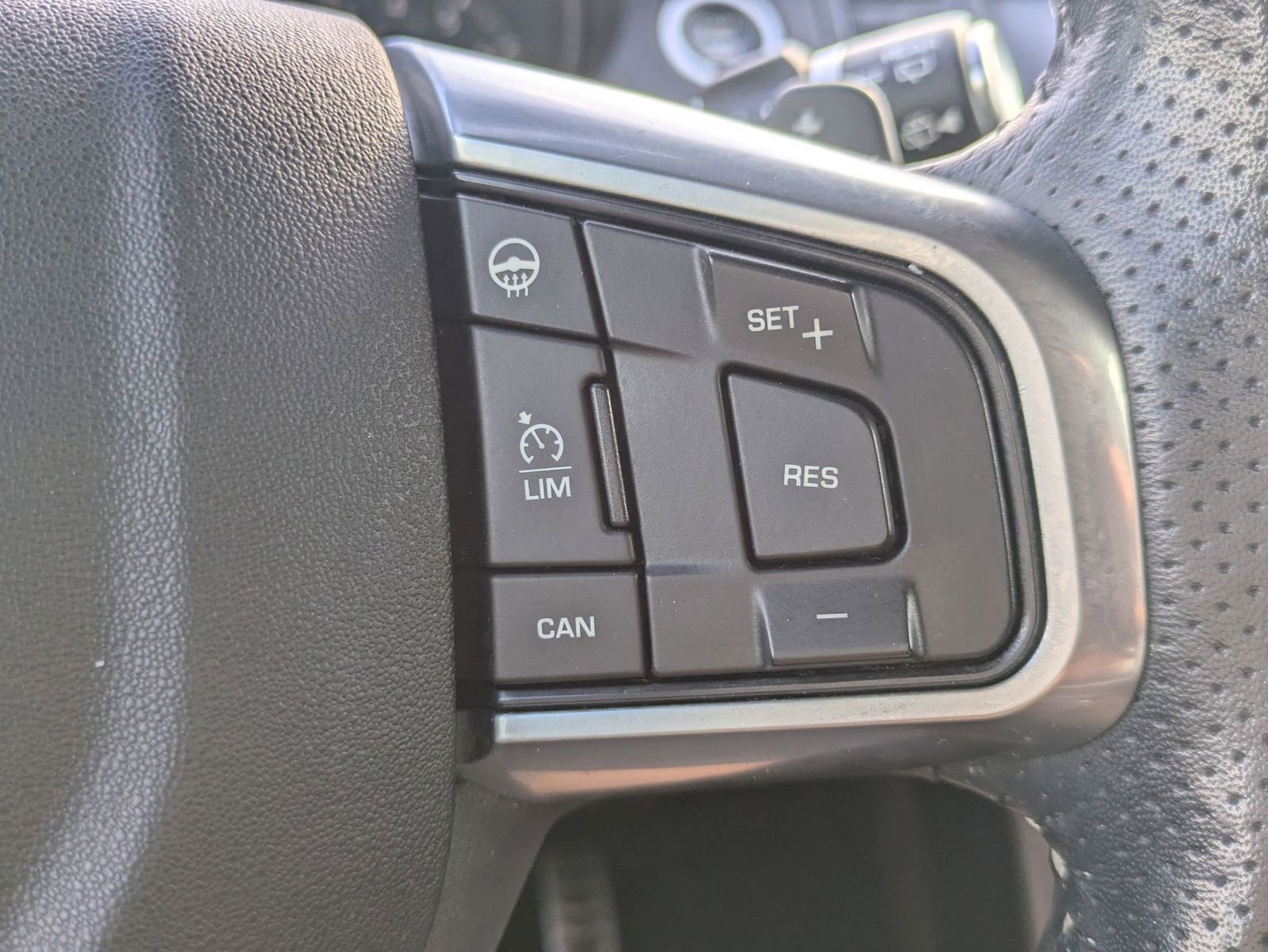 Used 2018 Land Rover Discovery Sport HSE image 18