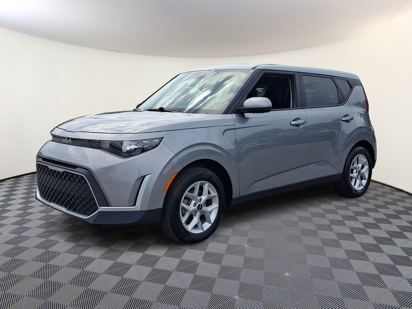 Certified 2025 Kia Soul LX w/ LX Technology Package FWD image 3