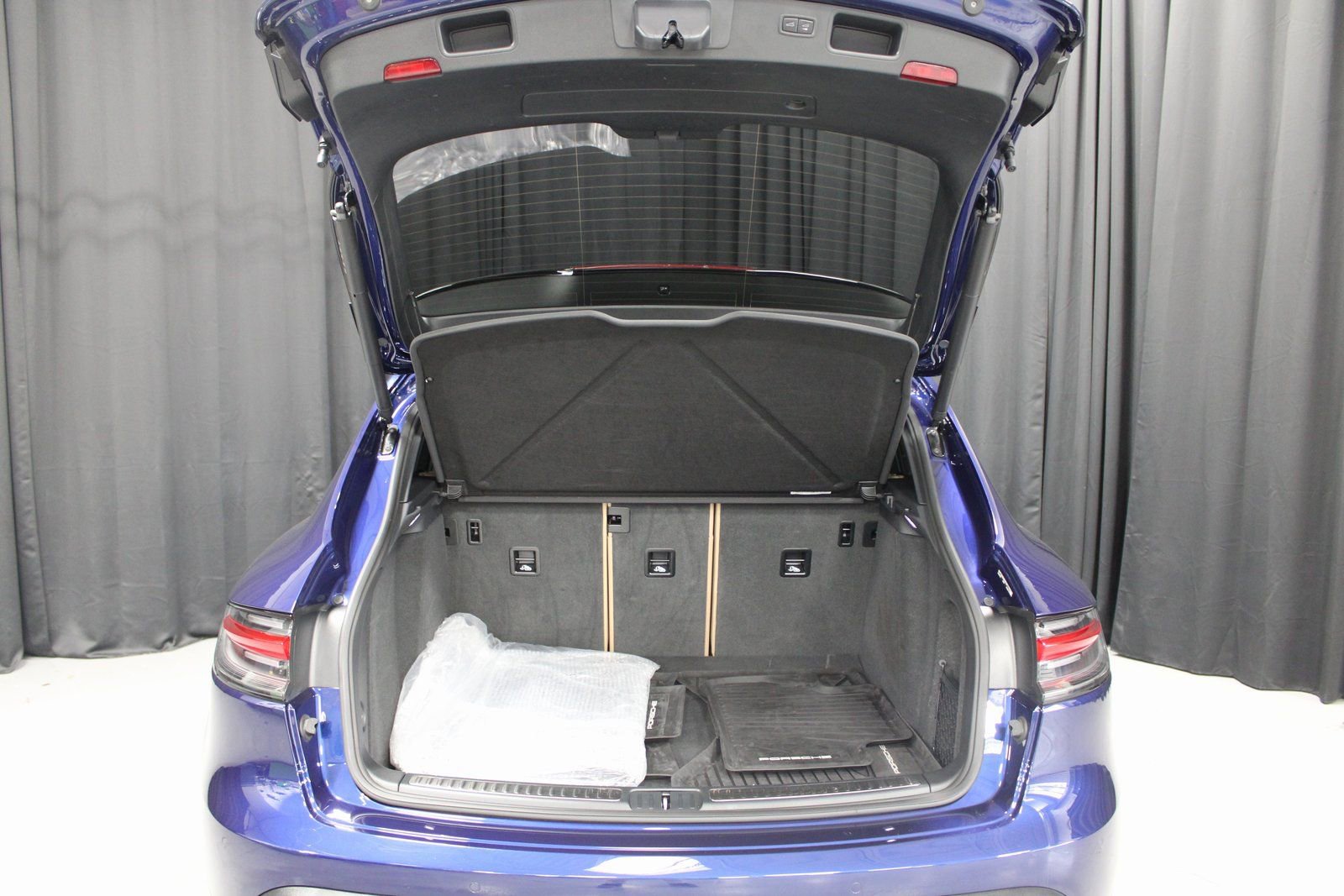 Certified 2025 Porsche Macan image 15