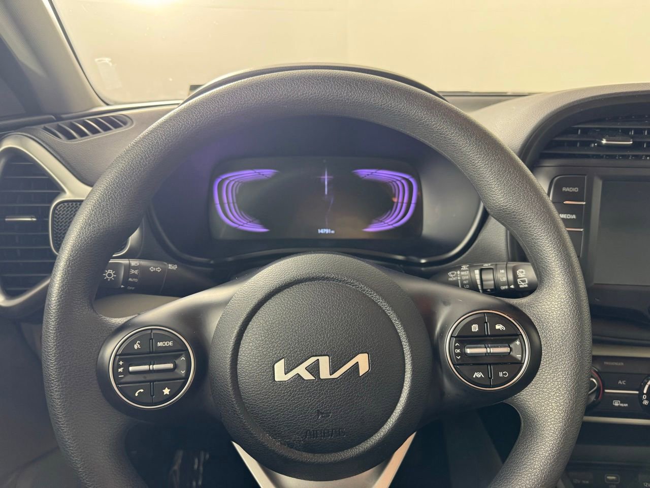 Used 2025 Kia Soul LX w/ LX Technology Package FWD image 12