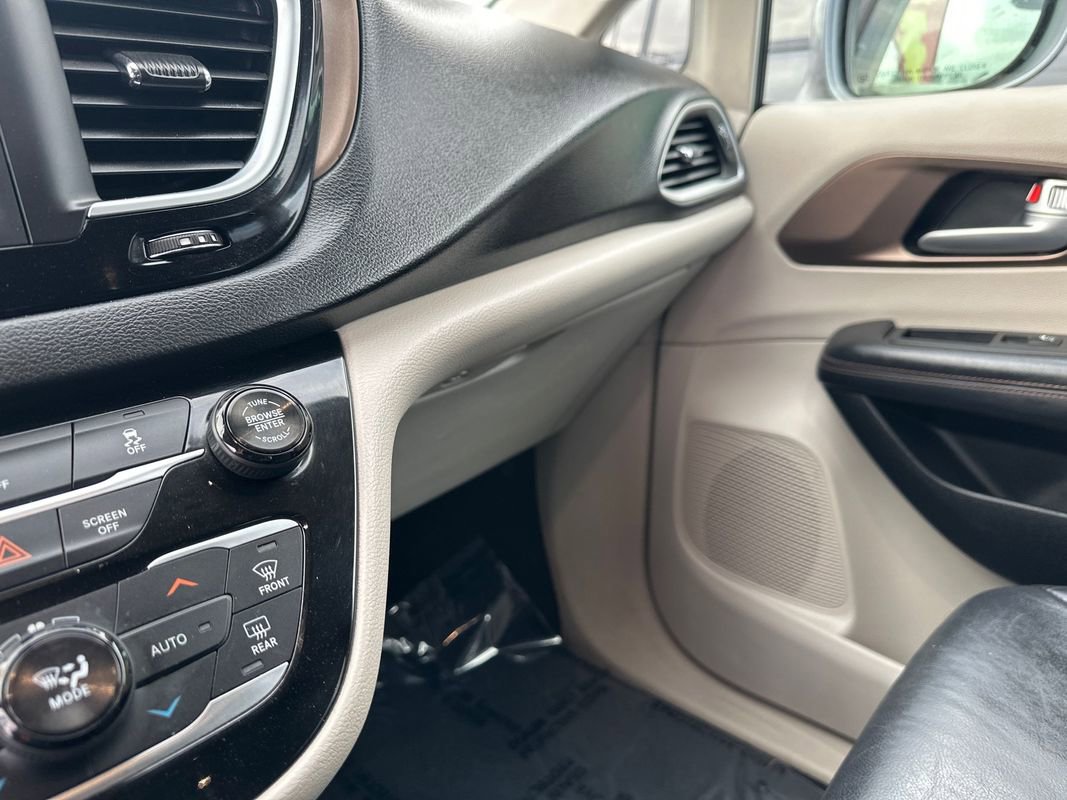 Used 2018 Chrysler Pacifica Touring-L FWD image 22