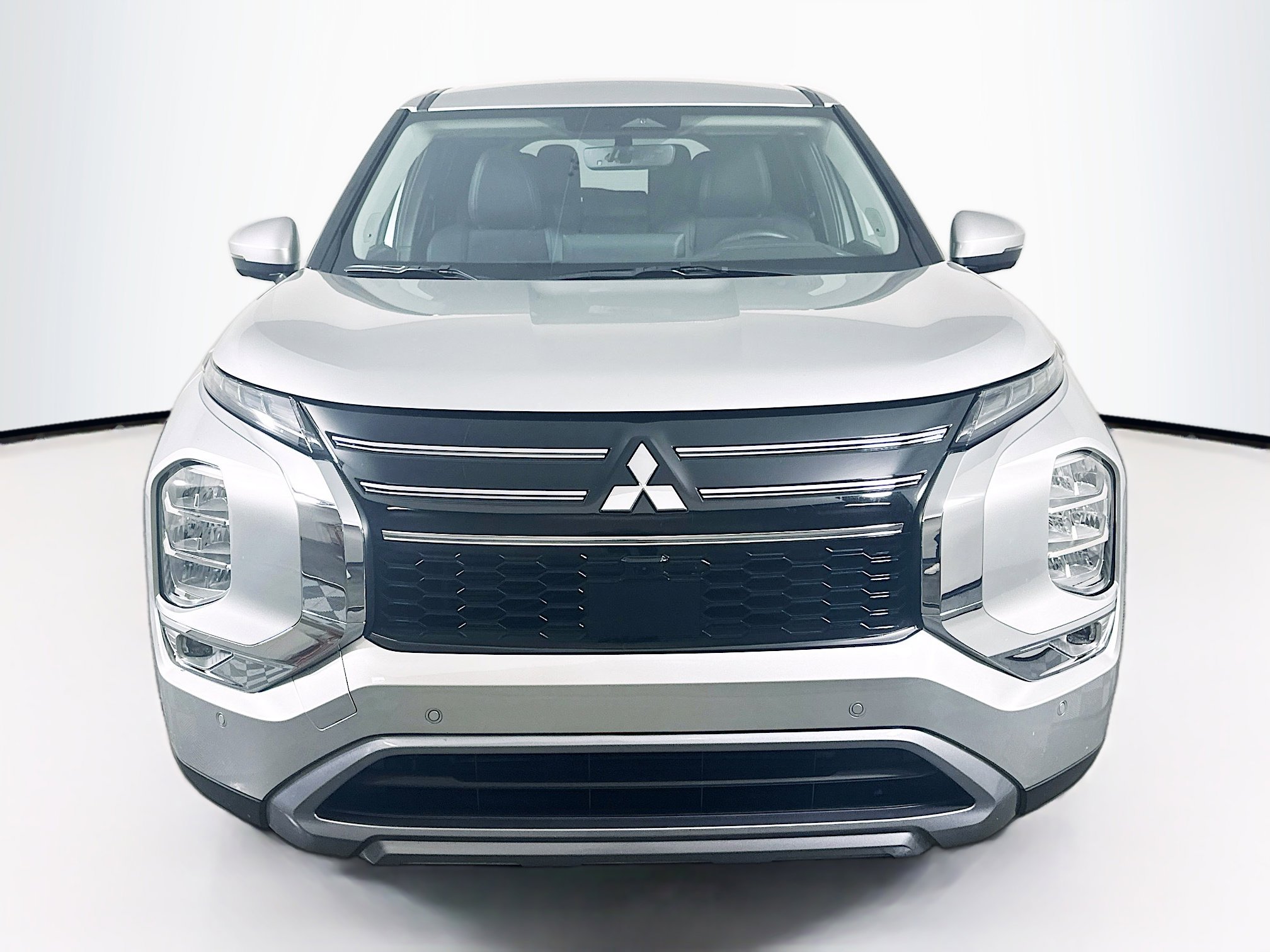 Used 2025 Mitsubishi Outlander SE image 2