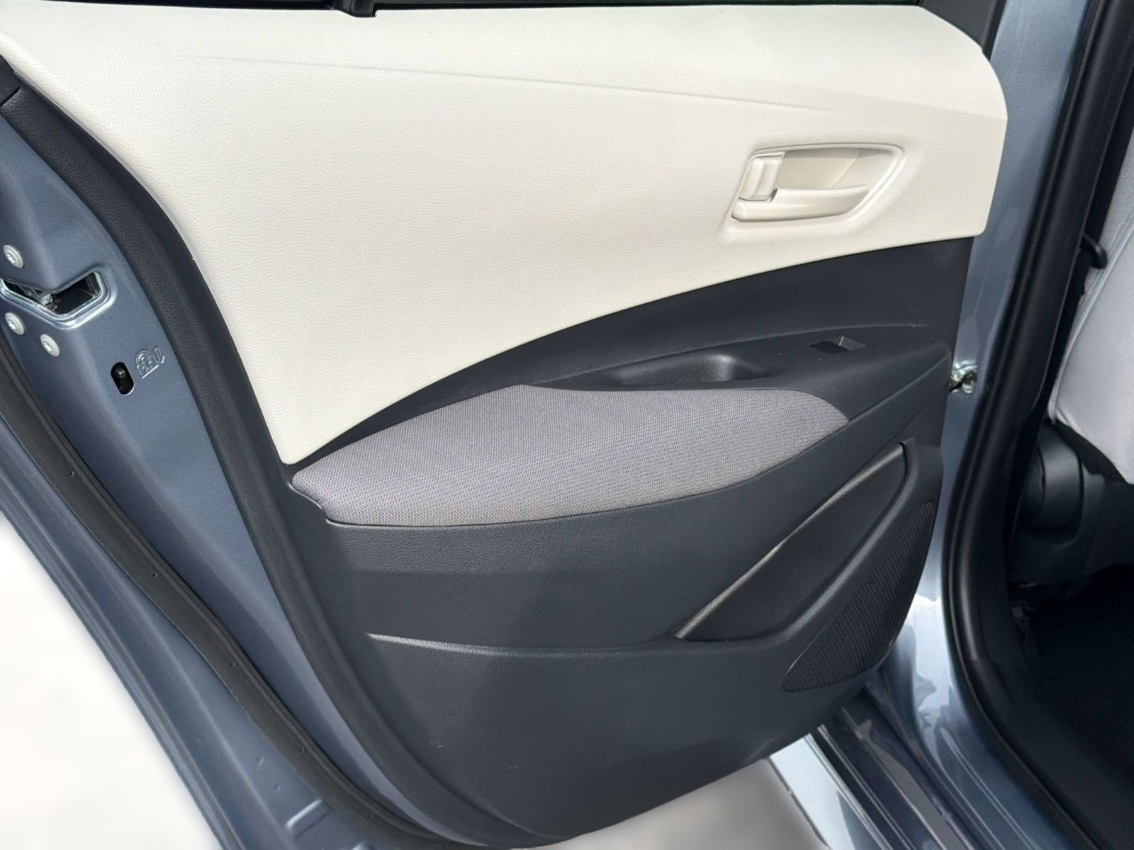 Used 2025 Toyota Corolla LE FWD image 32