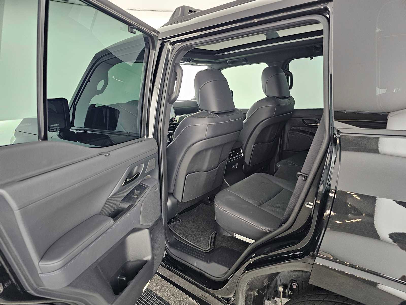 Used 2024 Lexus GX 550 w/ Accessory Package (2T) image 17