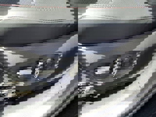 New 2025 Toyota Prius Plug-In Hybrid FWD image 19