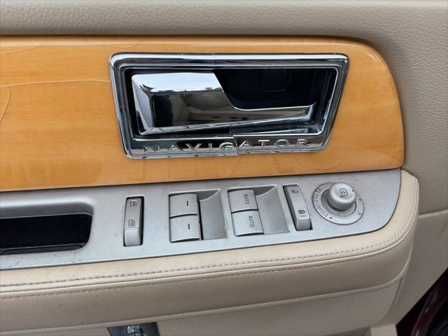 Used 2010 Lincoln Navigator 4WD image 8