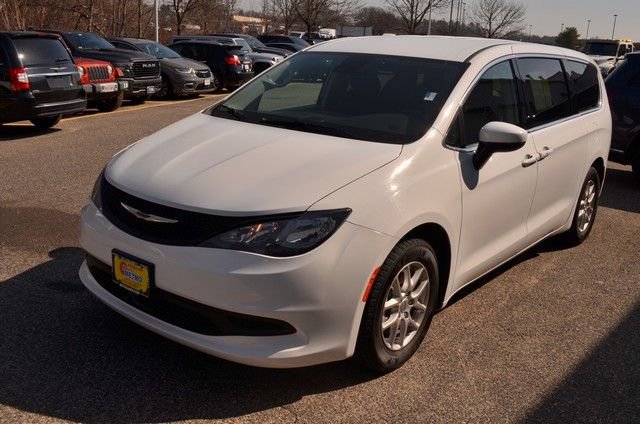 Used 2023 Chrysler Voyager LX image 4