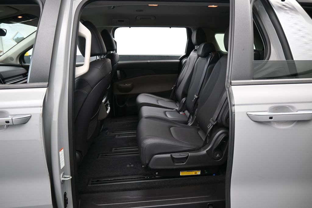 Used 2025 Kia Carnival EX FWD image 35