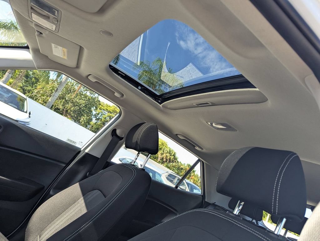 Used 2025 Hyundai Venue SEL FWD image 23