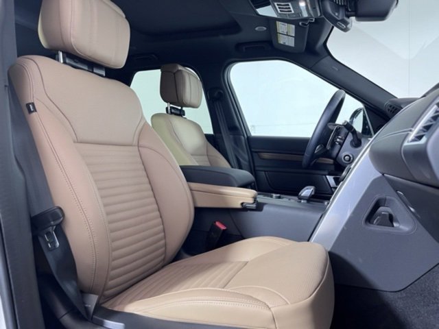 New 2025 Land Rover Discovery Dynamic SE image 18