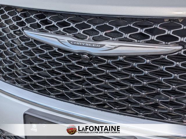 Used 2024 Chrysler Pacifica Touring-L FWD image 9
