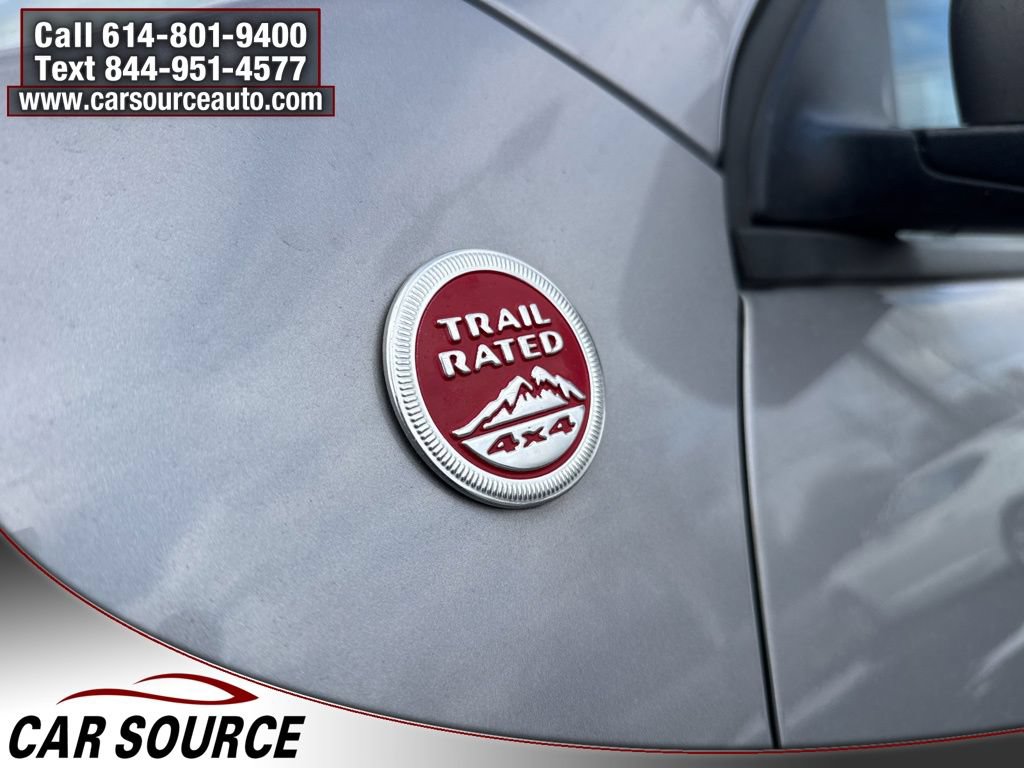 Used 2019 Jeep Cherokee Trailhawk AWD/4WD image 3