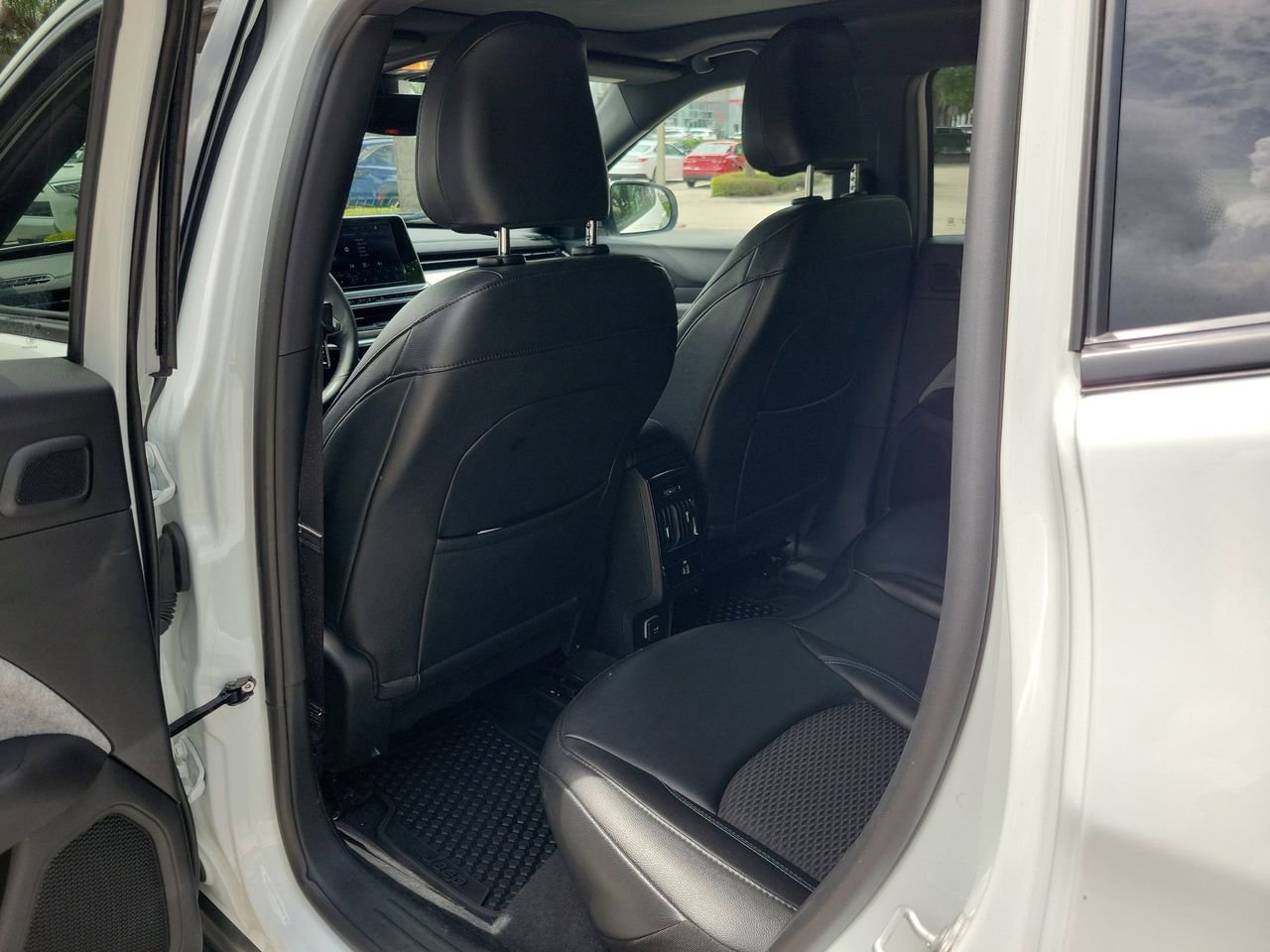 Used 2025 Jeep Compass Latitude w/ Sun & Sound Group AWD/4WD image 10