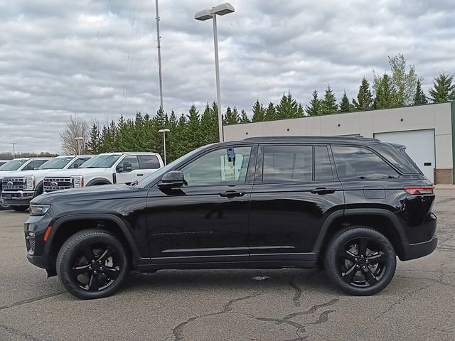 Used 2023 Jeep Grand Cherokee Limited w/ Black Appearance Package AWD/4WD image 24