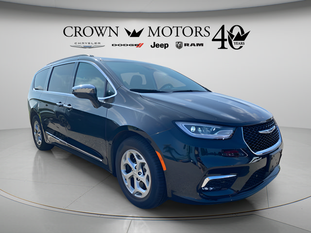 Used 2023 Chrysler Pacifica Limited w/ Uconnect Theater Family Group