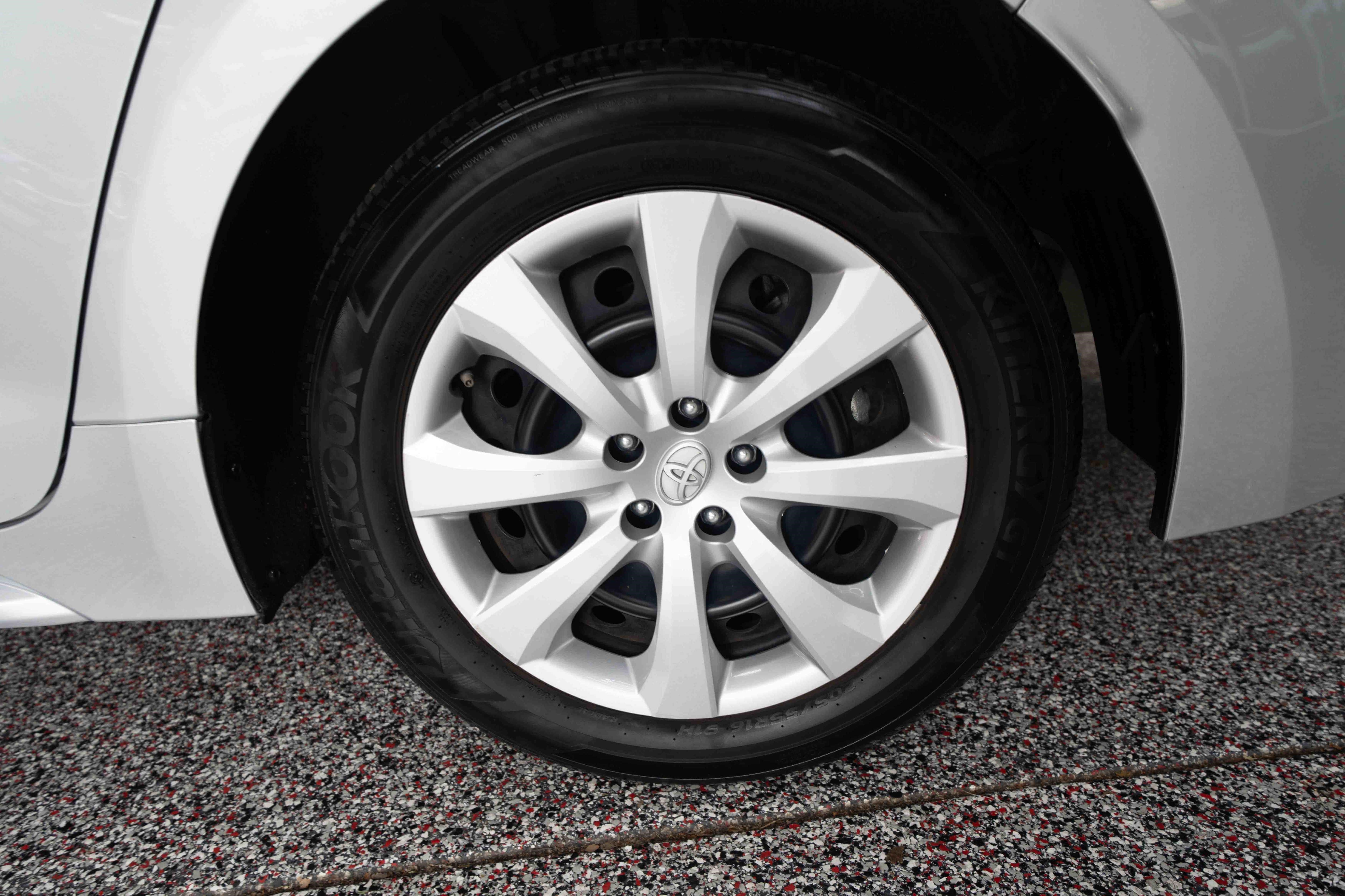 Used 2025 Toyota Corolla LE FWD image 28
