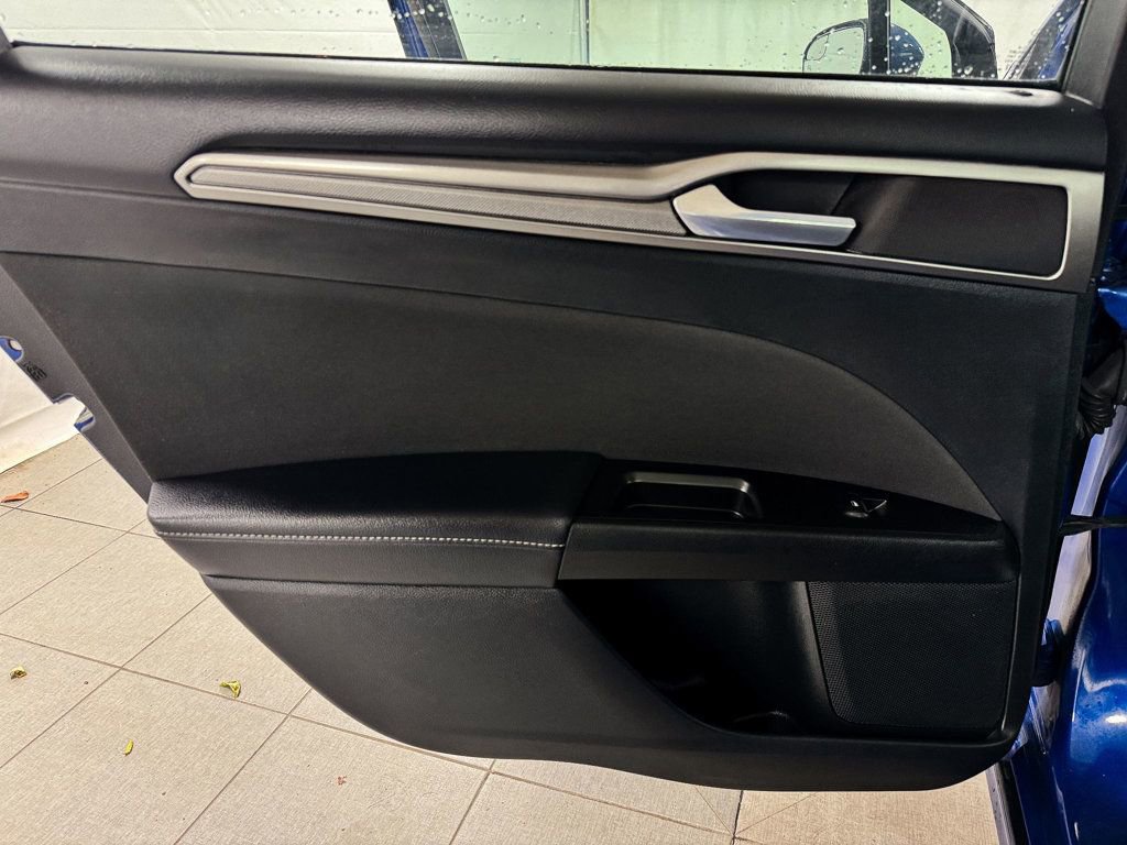Used 2017 Ford Fusion SE image 15