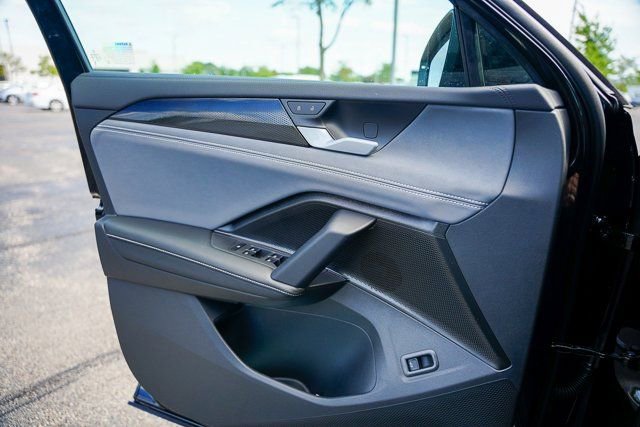 Used 2025 Volkswagen Tiguan SE w/ Panoramic Sunroof Package image 21