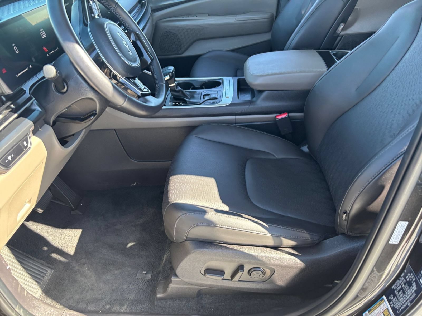 Used 2026 Kia Carnival FWD image 29