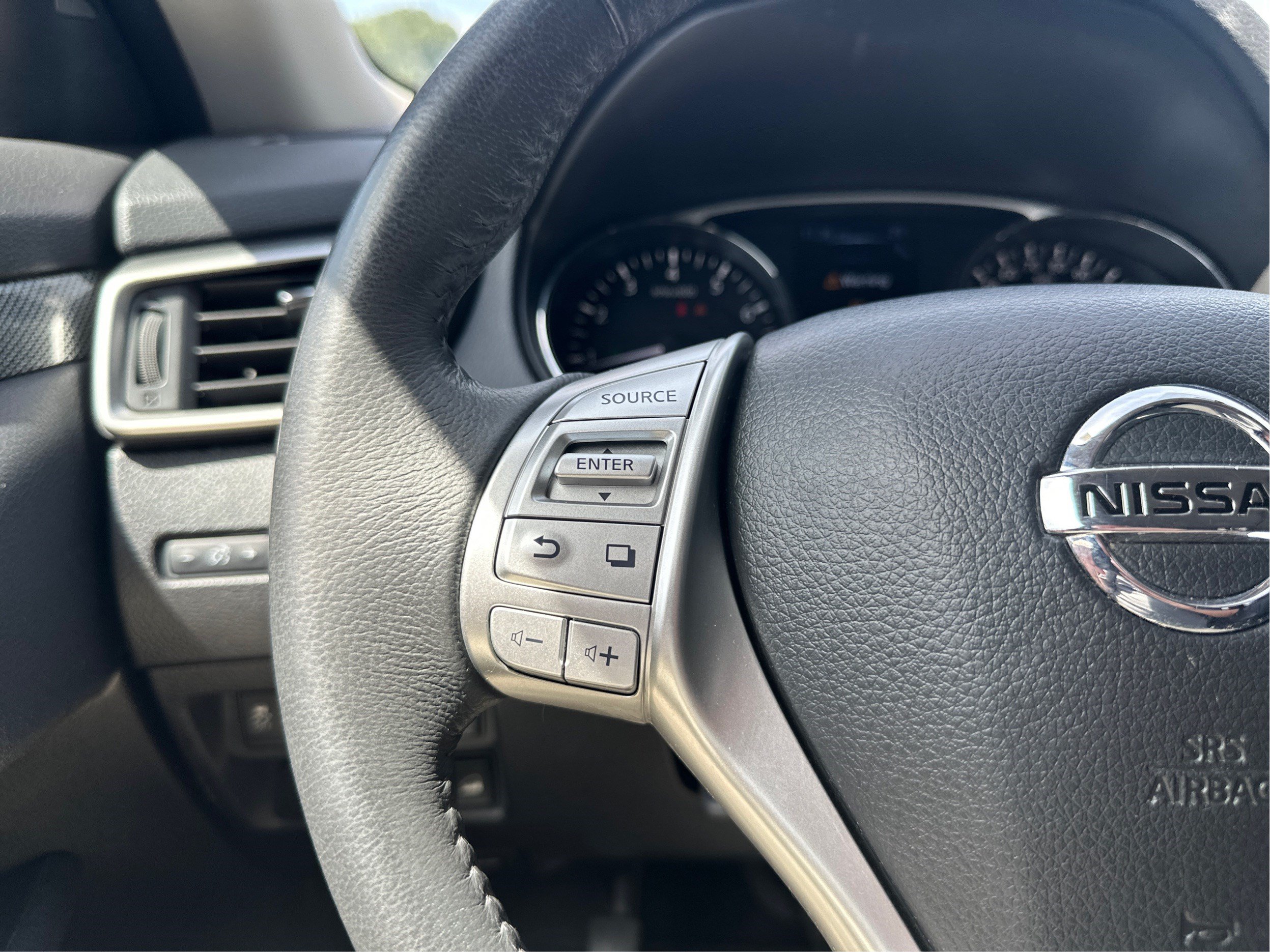Used 2014 Nissan Rogue SL AWD/4WD image 32