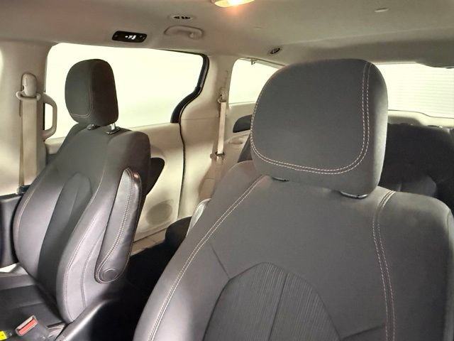 Used 2018 Chrysler Pacifica L FWD image 28