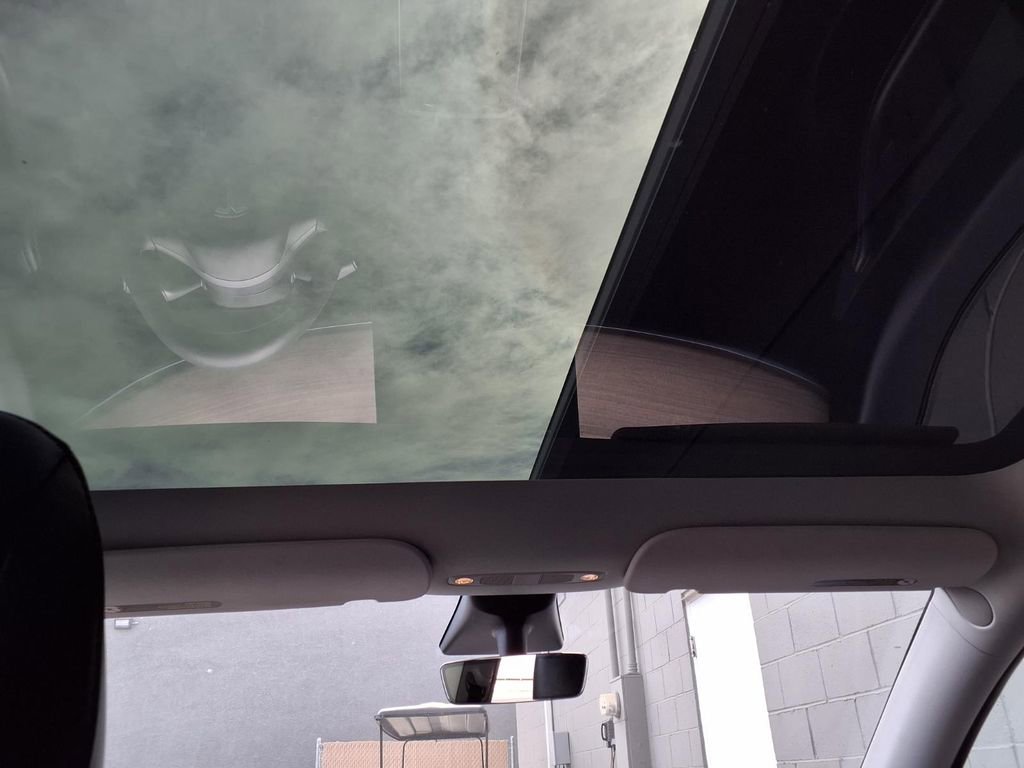 Used 2022 Tesla Model Y Performance image 18