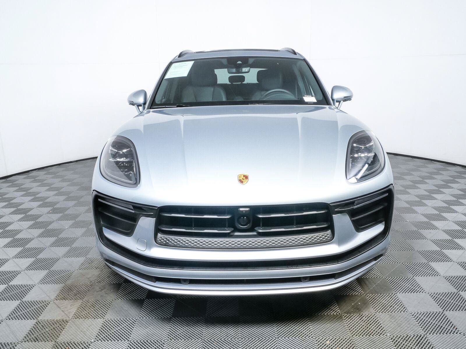 Certified 2025 Porsche Macan Turbo AWD/4WD image 37