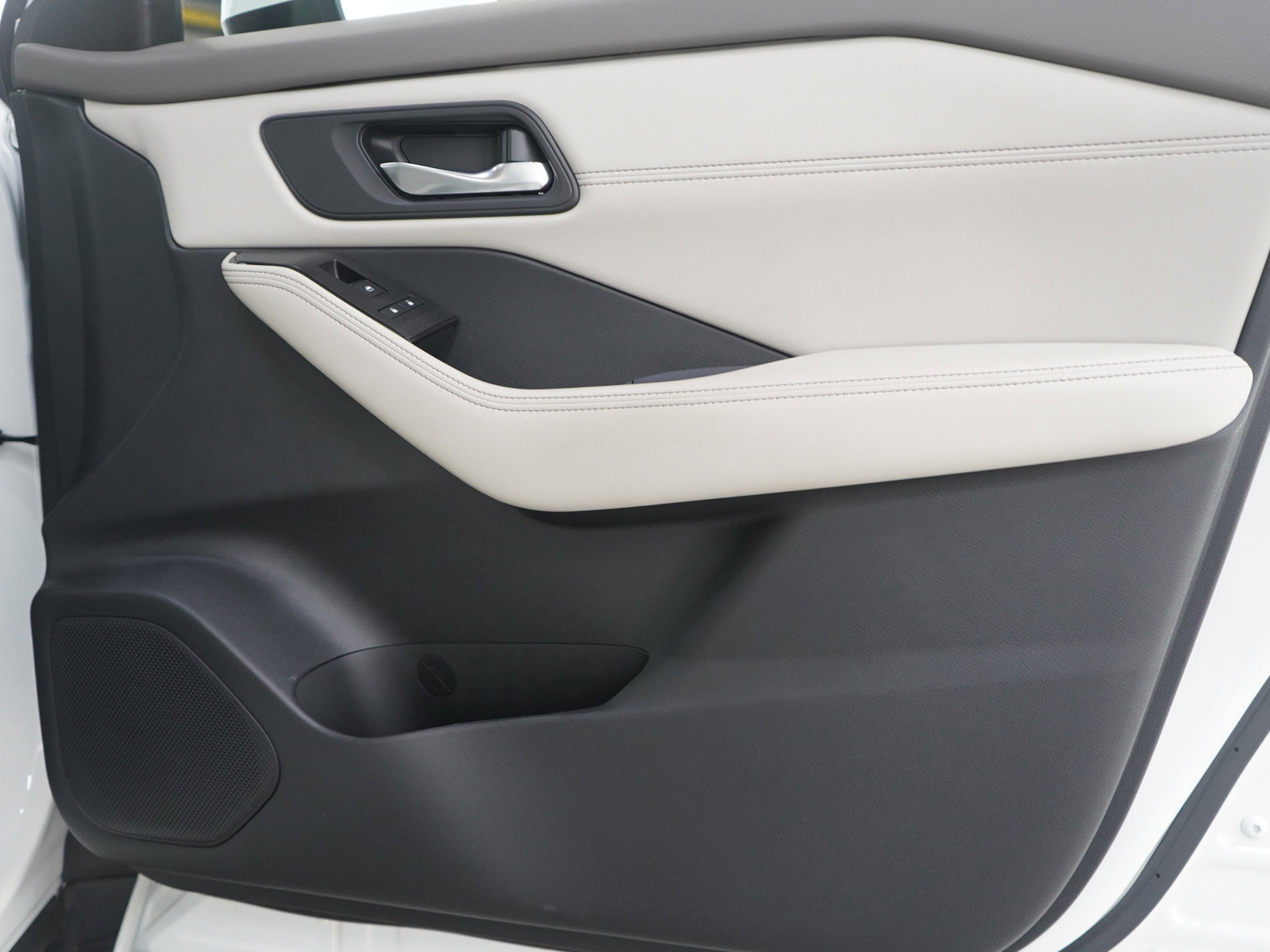 Used 2023 Nissan Rogue SV w/ SV Premium B Package image 9