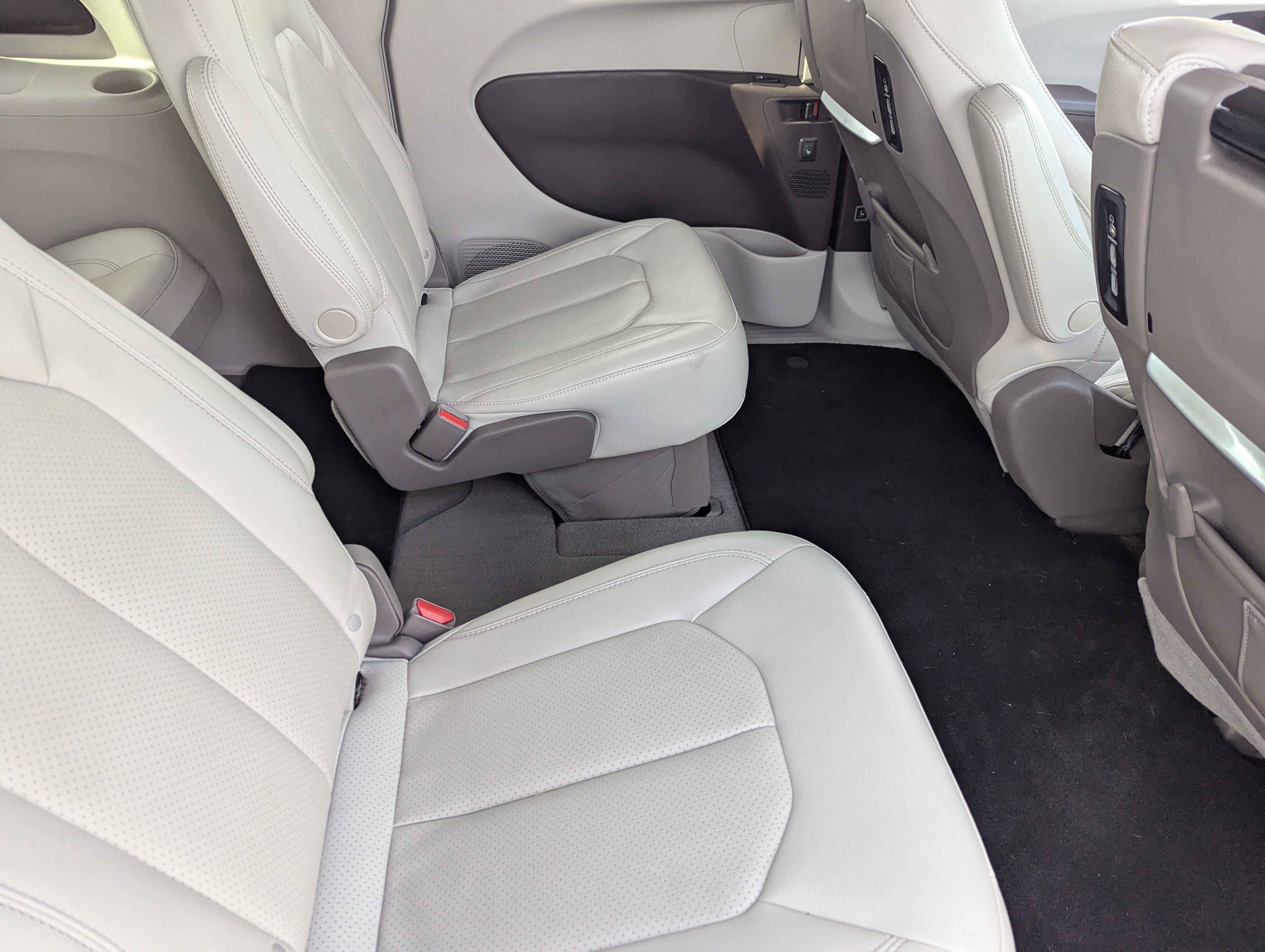 Used 2020 Chrysler Pacifica Touring-L Plus image 14